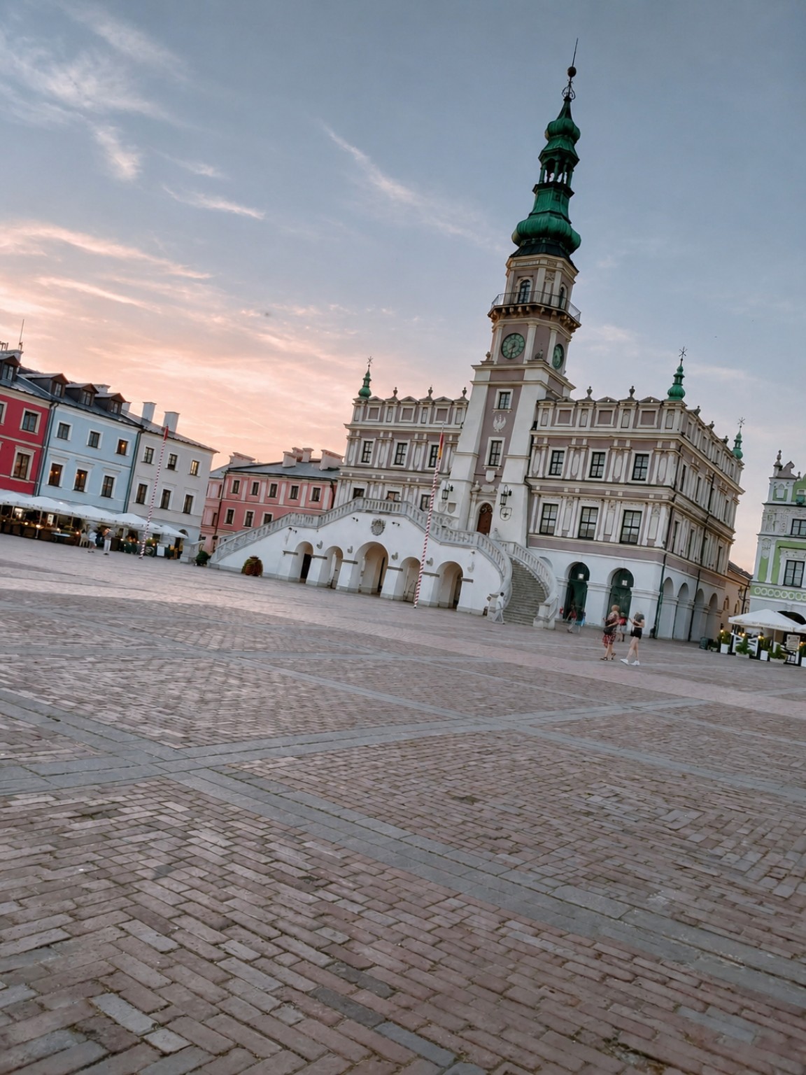 Ratusz przy Rynku Wielkim w Zamościu na tle wieczornego nieba